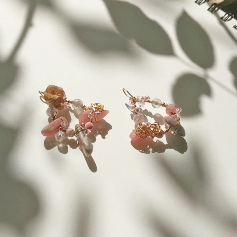 : 沙漠搖籃 : 玫瑰鹽湖的結晶 草莓晶耳環 - 耳環/耳夾/耳骨夾 - 水晶 粉紅色