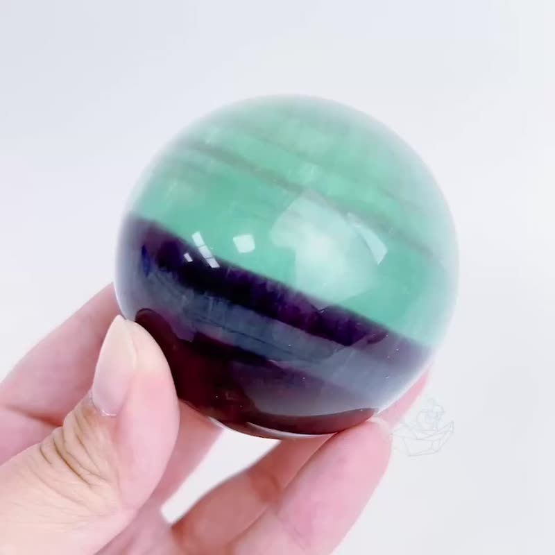 螢石球 6cm 絲質 黛色霜青 環狀紋 帶彩虹光 綠螢石 紫螢石 - 擺飾/家飾品 - 水晶 多色