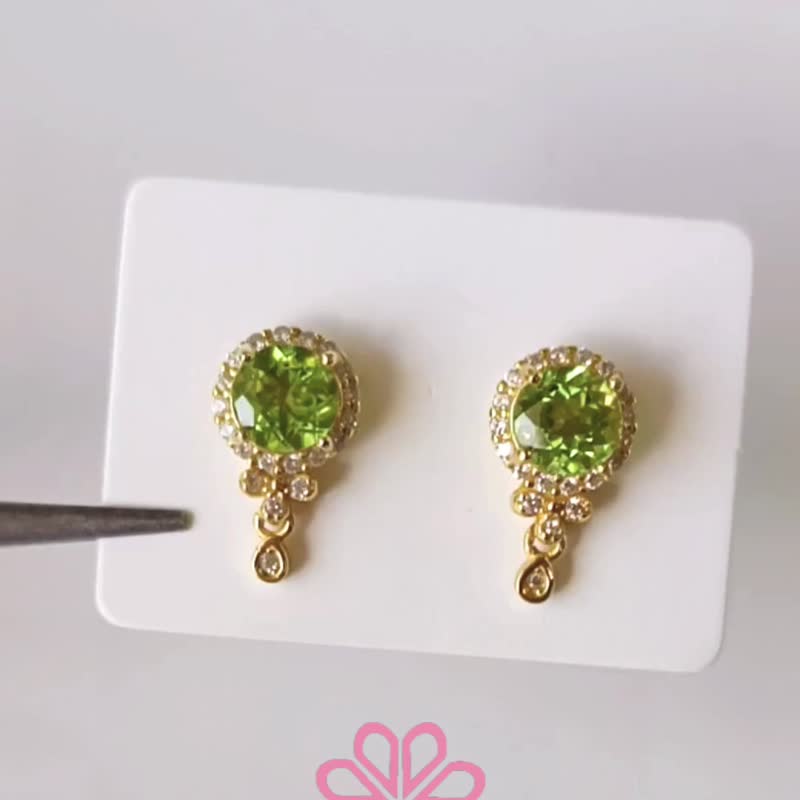 Natural Peridot Earrings Sterling Silver925 With Gold Plated. - 耳環/耳夾/耳骨夾 - 純銀 綠色