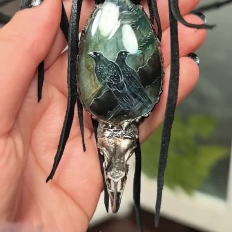 Raven necklace Crow Viking necklace Labradorite gemstone - 項鍊 - 石頭 黑色