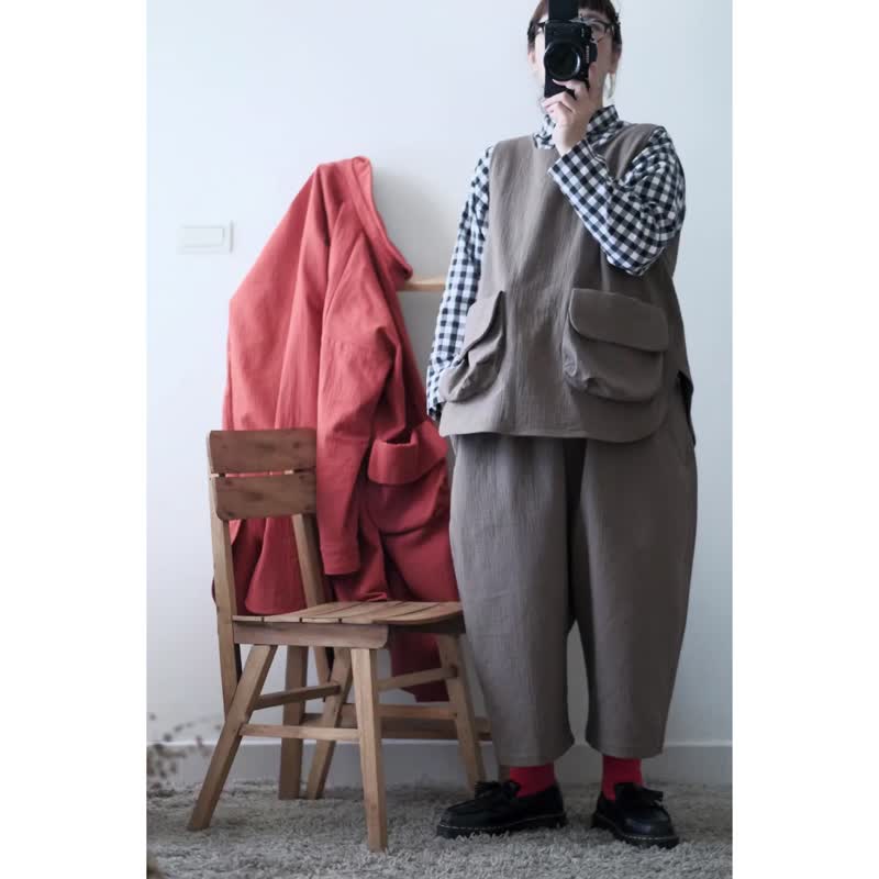 Double layer large pocket vest wrinkled chestnut coffee - Women's Vests - Cotton & Hemp Brown