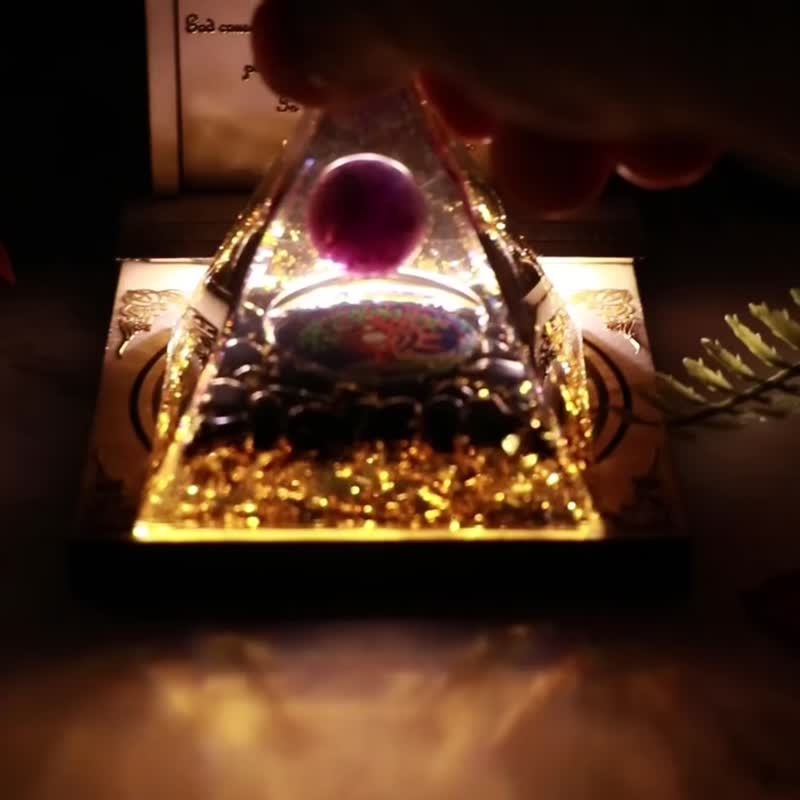 奧剛能量金字塔小夜燈 專屬燈座直接與能量互動 吸收滿滿正能量 - 燈具/燈飾 - 樹脂 金色