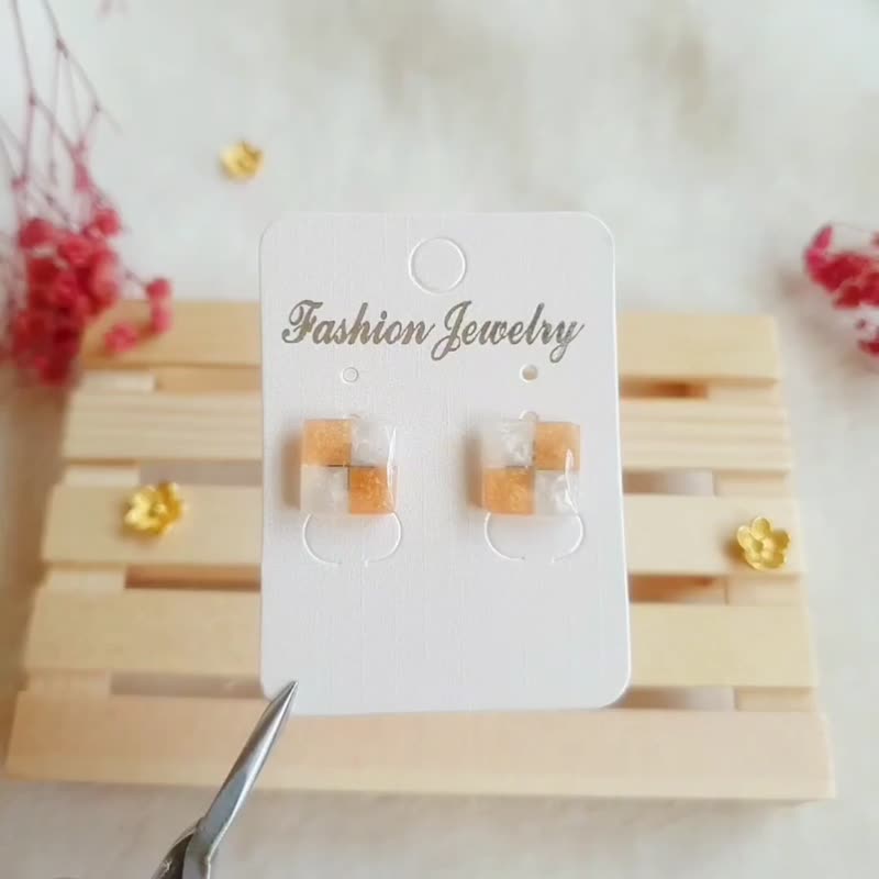 Yanyu handmade 316 medical steel earrings ear acupuncture Clip-On Year of the Dragon Spring Festival New Year Square Diamond - Earrings & Clip-ons - Resin Red