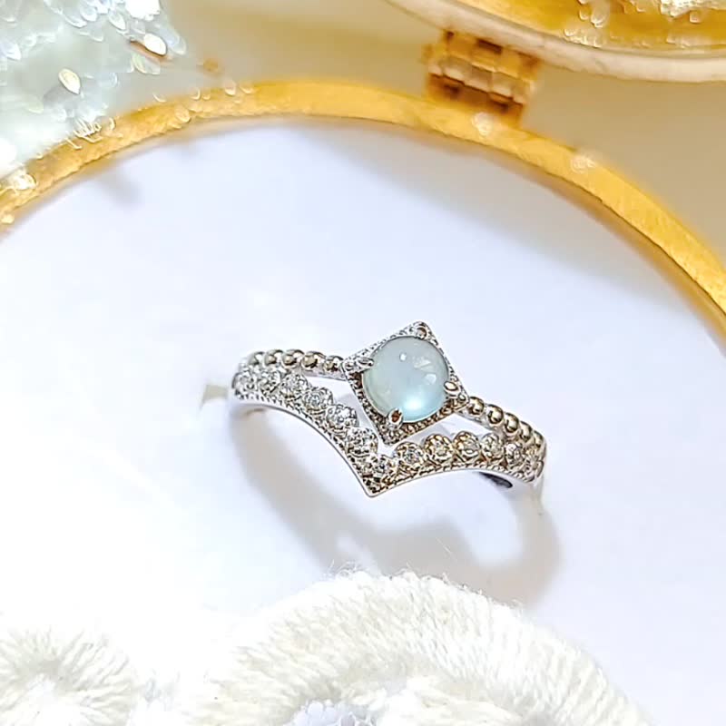 |招財女神戒|A貨翡翠高冰玻淡藍杠蛋面5mm純銀鍍18k蕾絲設計款戒 - 戒指 - 玉石 