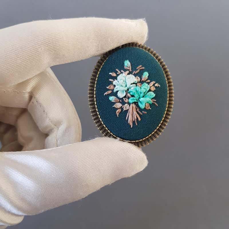 Ribbon embroidered brooch for her, embroidery jewelry, - 胸針 - 絲．絹 綠色