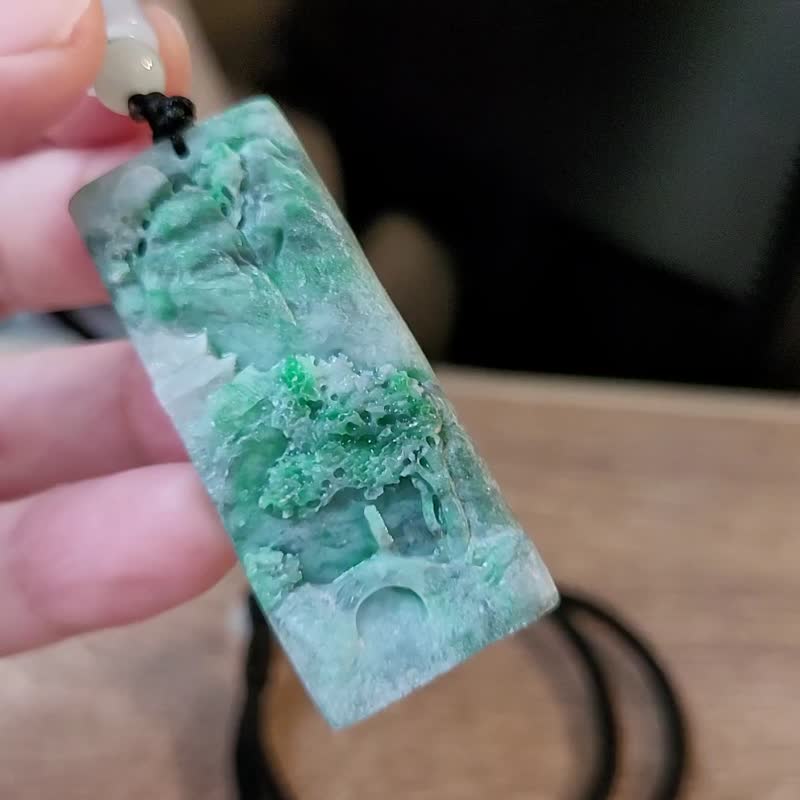 【純翠】天然翡翠 辣綠王者特殊有山有水有靠山山水牌項鍊 養成系 - 項鍊 - 玉石 綠色