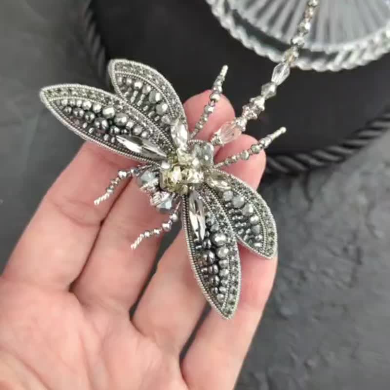 Brooch dragonfly, handmade brooch, brooch insect, beaded jewellery, - เข็มกลัด - กระจกลาย สีเทา