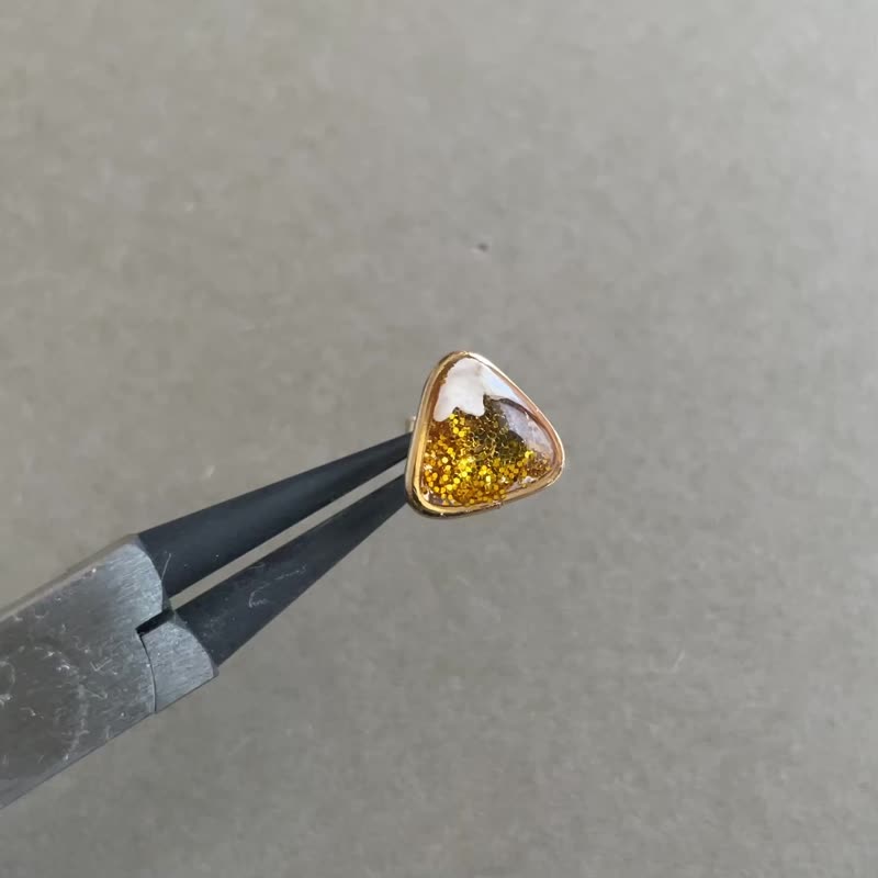 季節商品 金色の富士山 (ピアス  or イヤリング) - 耳環/耳夾/耳骨夾 - 樹脂 金色