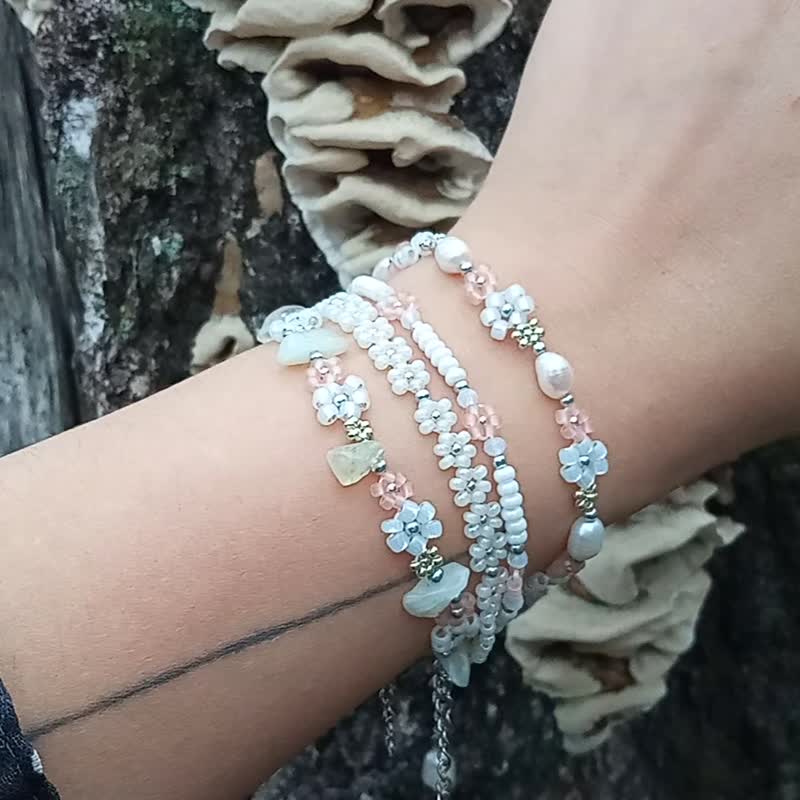 Flower bracelet pearl in light color with silver clasp daisy flower design - สร้อยข้อมือ - ไข่มุก สึชมพู