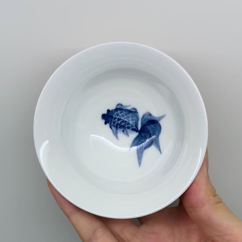 手繪金魚 孔雀開屏 飲杯 90ml 邱毓寧 鶯歌燒 A12 - 茶壺/茶杯/茶具 - 瓷 多色