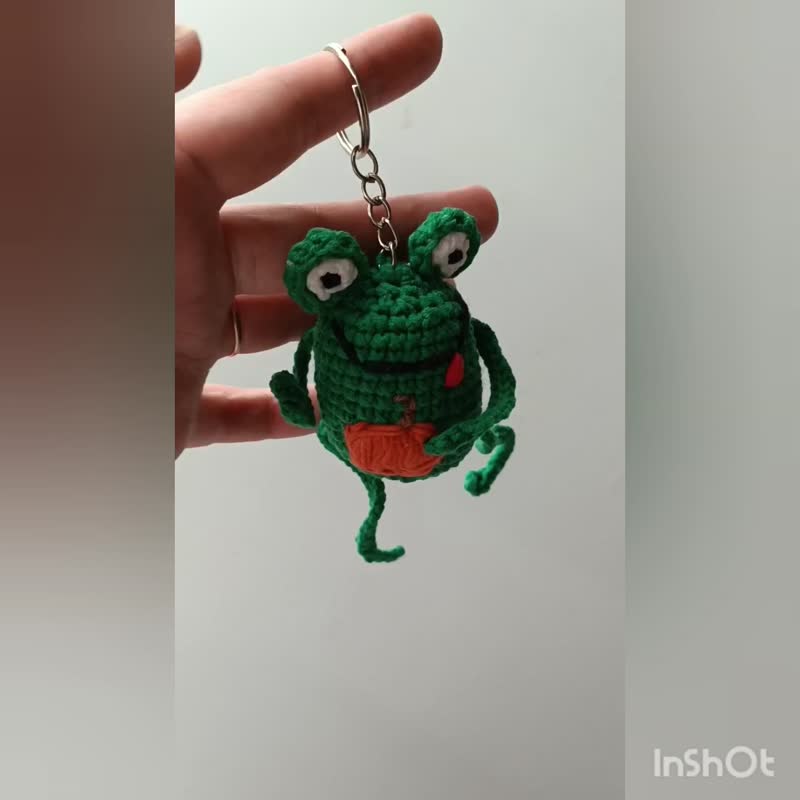 Green crochet keychain frog with pumpkin embroidery Key case frog Halloween gift - ที่ห้อยกุญแจ - ผ้าฝ้าย/ผ้าลินิน สีเขียว