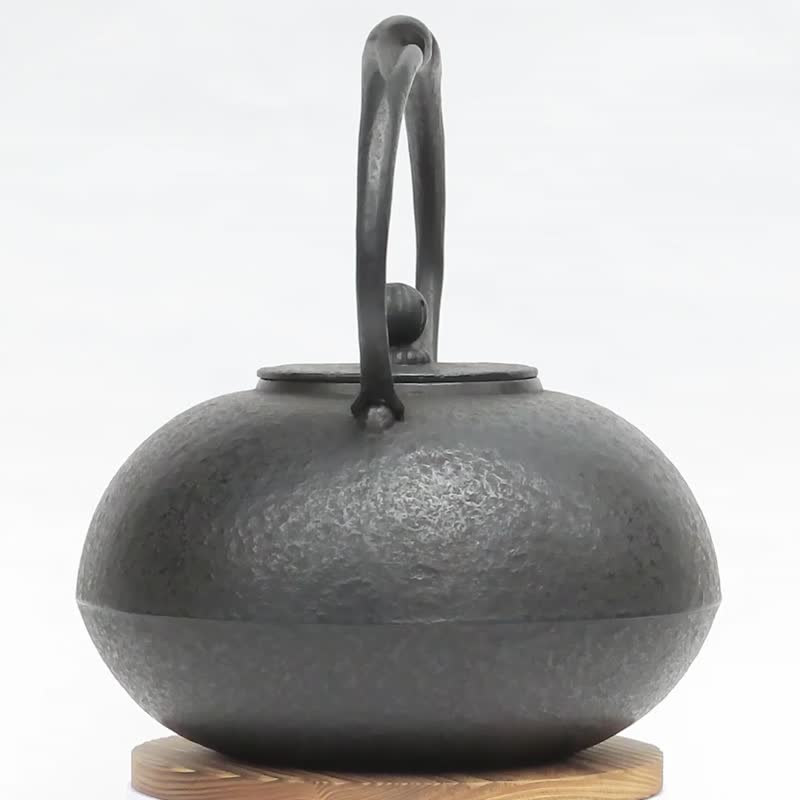 南部鉄器 鉄瓶 布団形かすみ 大・黒仕上げ 1.5L - 急須・ティーカップ - 金属 