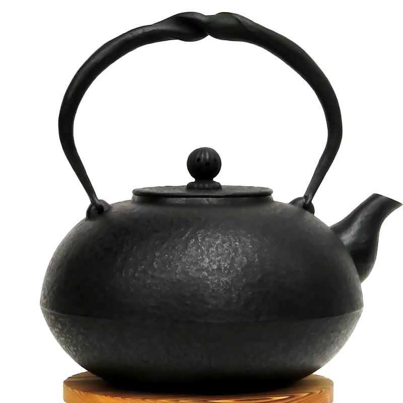 Nanbu tekki Gen Kuzumaki's handmade cast iron kettle futon shape kasumi 1.5L - ถ้วย - โลหะ 