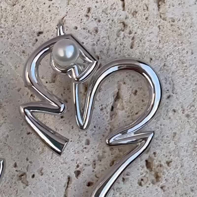 馳光-生肖馬珍珠純銀耳釘・馬年限定設計 - 耳環/耳夾/耳骨夾 - 純銀 