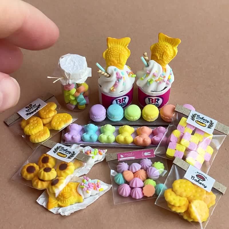 Doll miniature set of sweet pastries on a tray for playing with dolls, dollhouse - 公仔/玩偶 - 其他材質 多色
