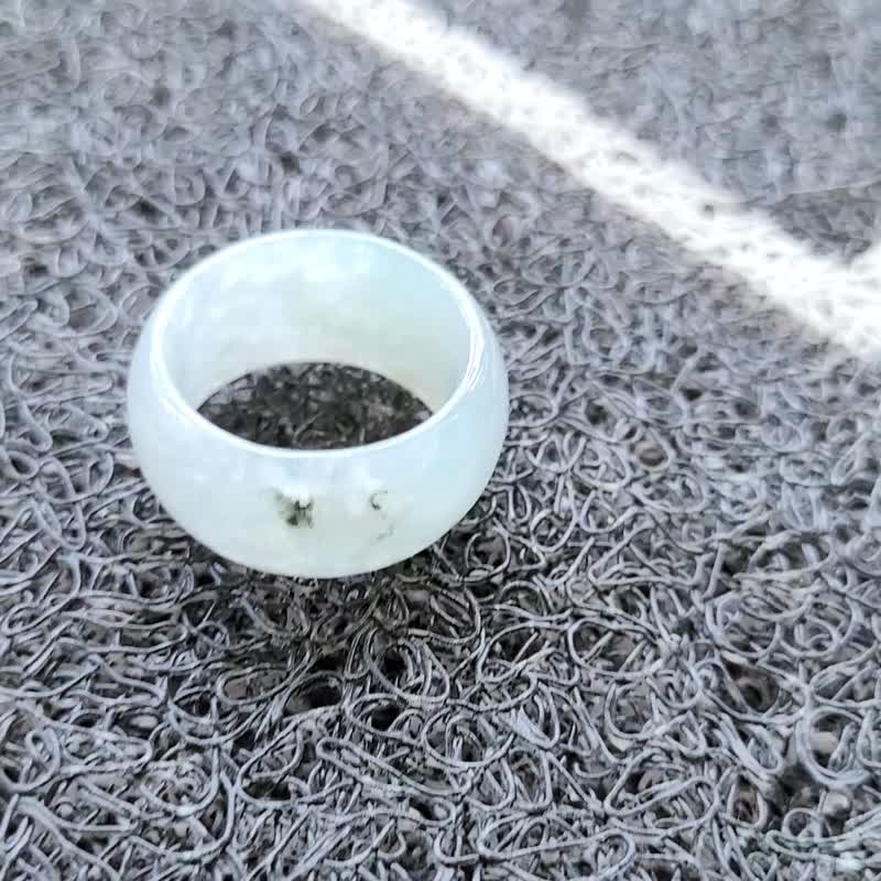 【親翠】天然翡翠 冰睛意境胎記花輪胎手指鐲16.5號戒圈 少見題材 - 戒指 - 玉石 多色