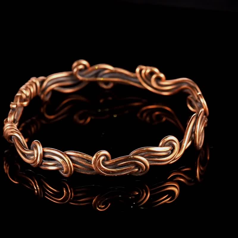 Copper wire wrapped bracelet for woman / Unique art style / 7th Anniversary gift - สร้อยข้อมือ - ทองแดงทองเหลือง สีทอง
