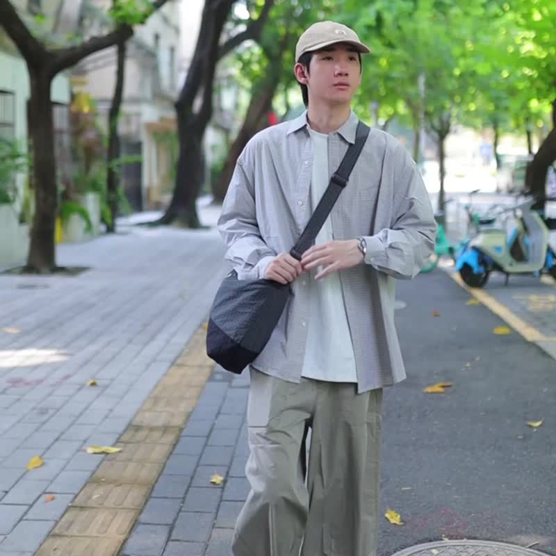 sobag日系休閒格子防潑水單肩斜挎尼龍布包男大容量黑色通勤布包 - 側背包/斜背包 - 尼龍 黑色
