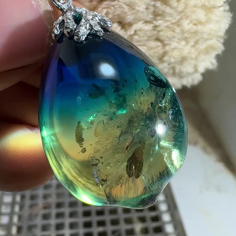 手工製作烏克蘭藍琥珀吊墜 內含閃爍亮片 採用獨家設計 - 項鍊 - 半寶石 藍色