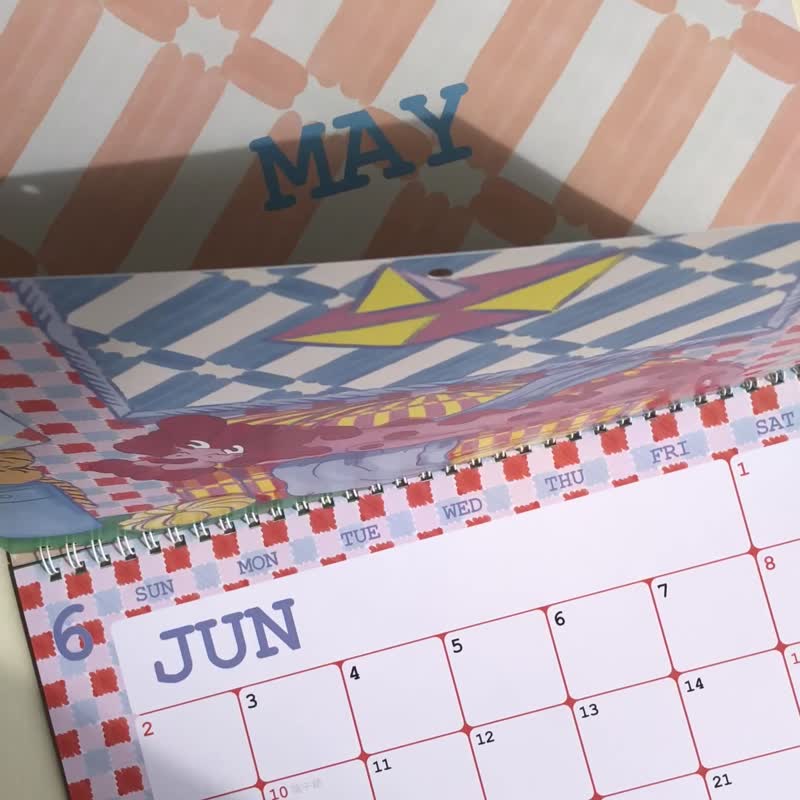 【附贈品休假貼紙+明信片】 2024月曆掛曆 雙封面 - 月曆/年曆/日曆 - 紙 多色