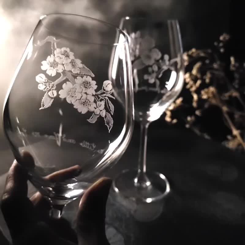 【婚賀櫻花對杯】客定手雕 紅酒對杯 手工雕圖/免費刻字 - 酒杯/酒器 - 玻璃 透明