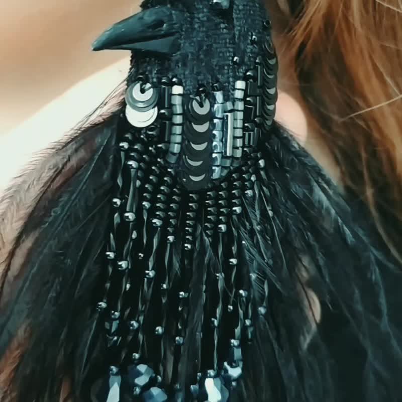Raven earrings. Black beaded raven earrings. Raven jewelry - ต่างหู - โลหะ สีดำ