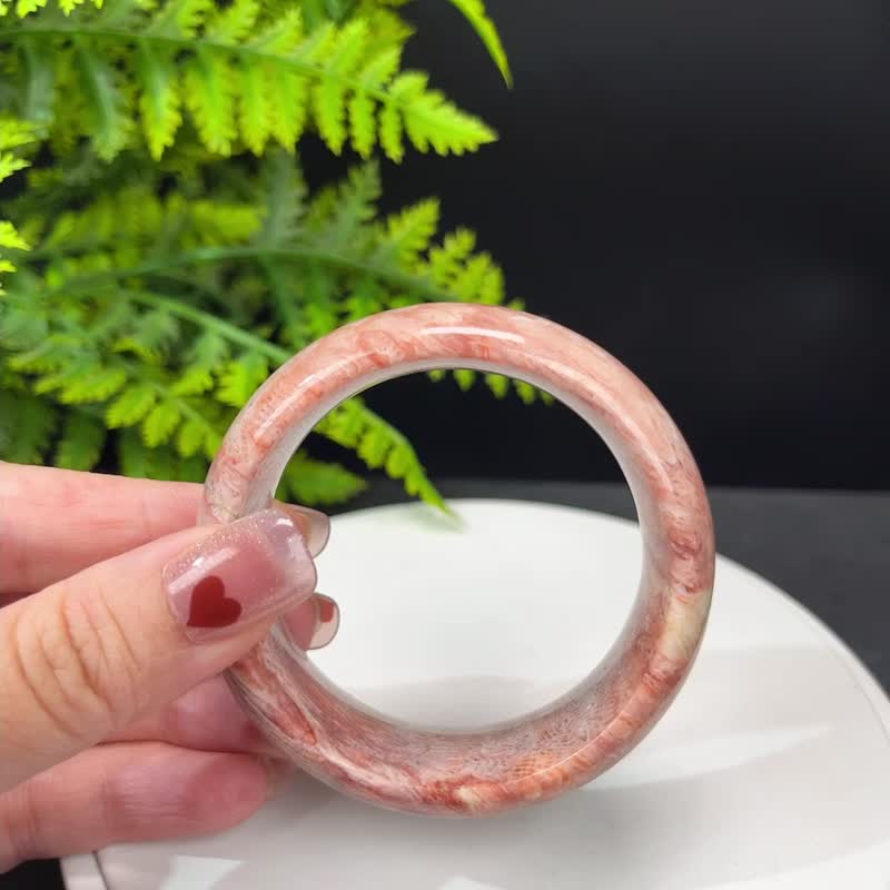 精品 珊瑚玉手鐲 53MM 冰潤高瓷橘粉雪花鳳尾紋菊花玉手環 顯氣質 - 手鍊/手環 - 玉石 