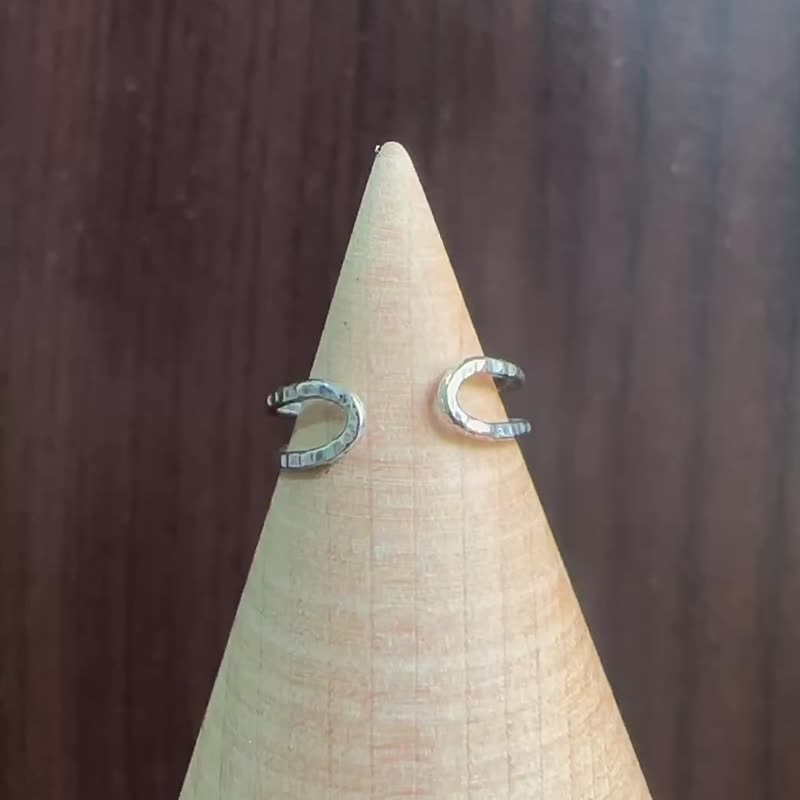 手作金工—無限。交錯 925純銀戒指 開放戒圍 小尺寸可當耳骨夾 - 戒指 - 純銀 銀色