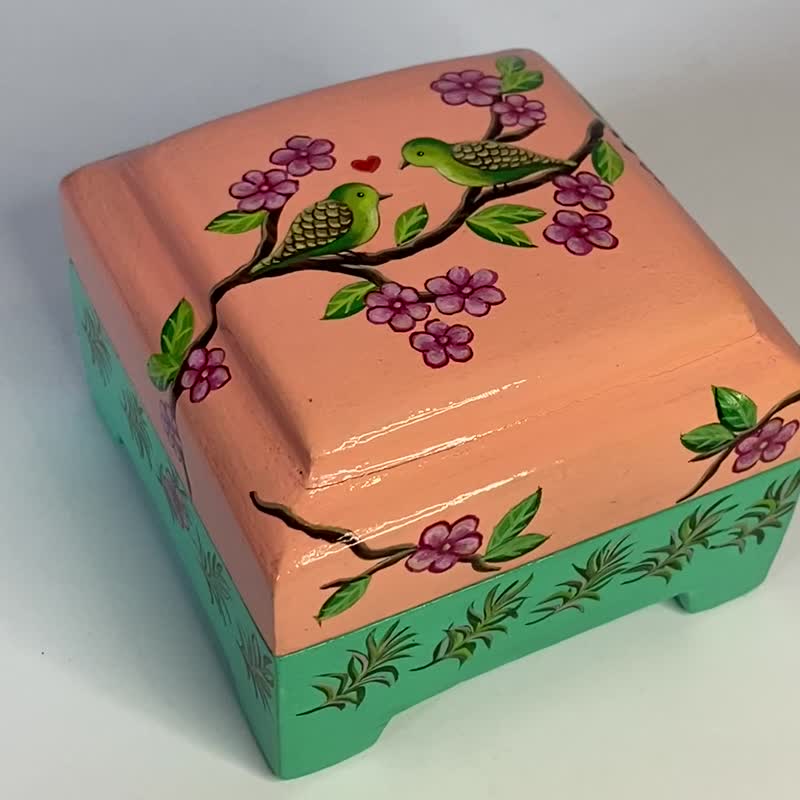 Box Lovebirds, wooden home office decor, bird art, flowers, peach color, leaf - 擺飾/家飾品 - 木頭 綠色