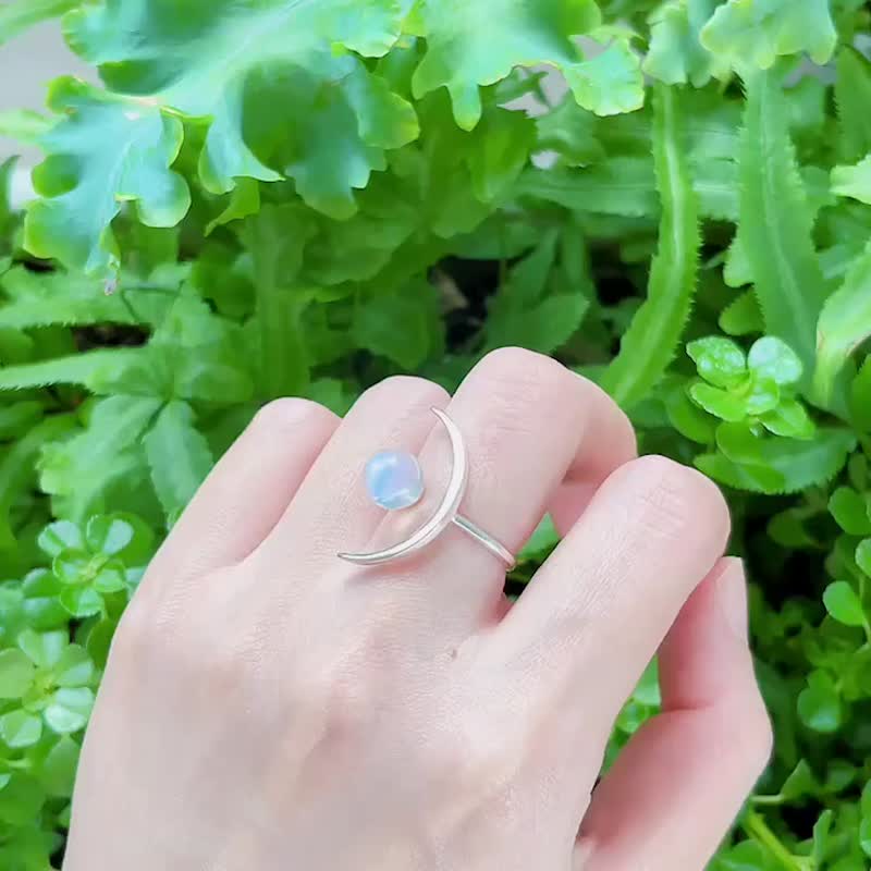 提升直覺 平靜心靈 月亮純銀戒指 藍月光石水晶 - 戒指 - 水晶 銀色