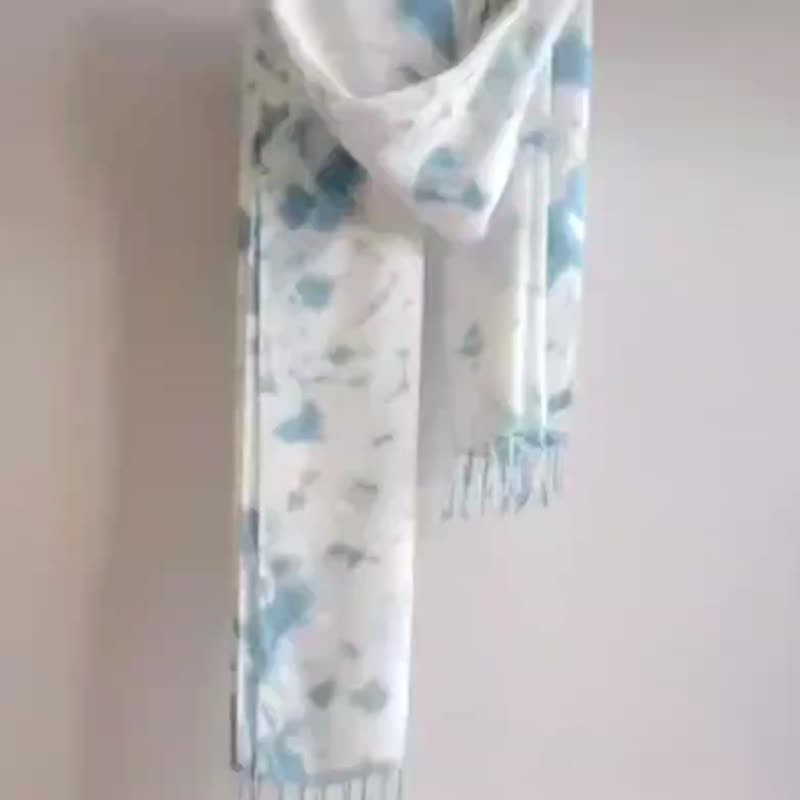 Mother's Day gift box hand-dyed original unique pattern silk scarf - light blue dyed plant-dyed silk scarf - ผ้าพันคอ - ไฟเบอร์อื่นๆ สีน้ำเงิน