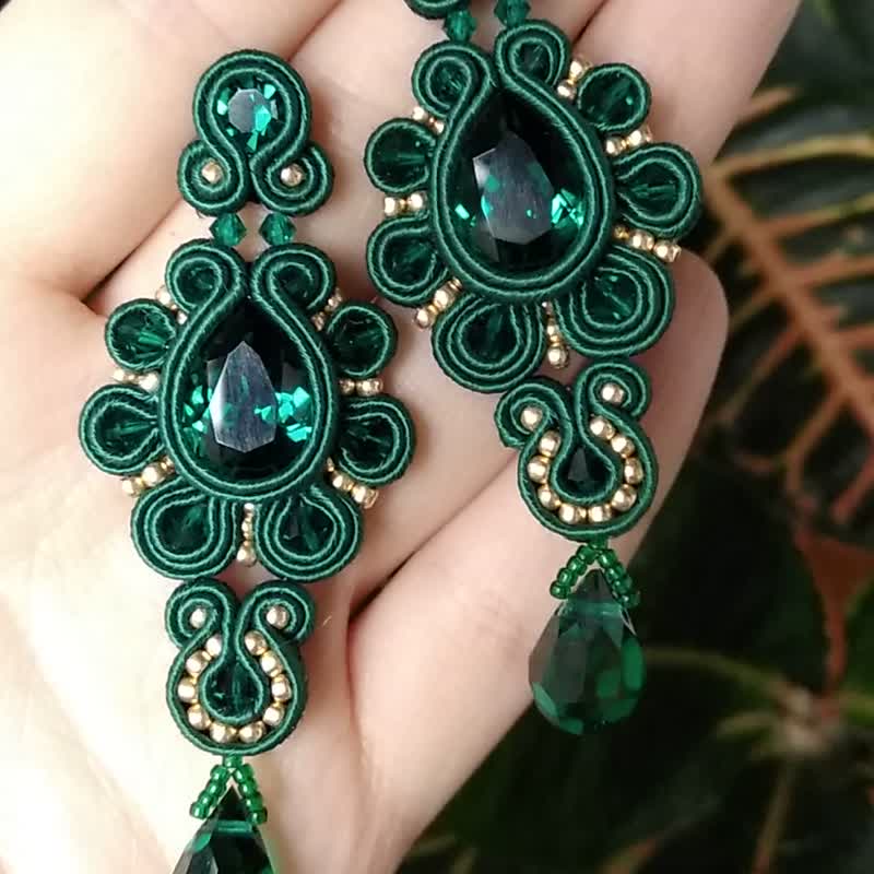 Earrings with Swarovski stones in emerald color - 耳環/耳夾/耳骨夾 - 其他材質 綠色
