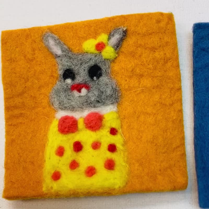 Mr & Mr. Rabbit  - A set of 2 Needle Felted Coasters - ที่รองแก้ว - ขนแกะ 
