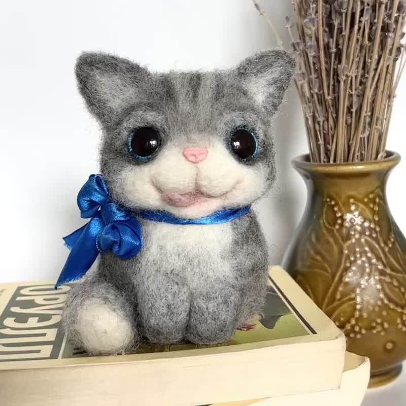 Felted cat gift. figurine cat - Stuffed Dolls & Figurines - Wool Gray
