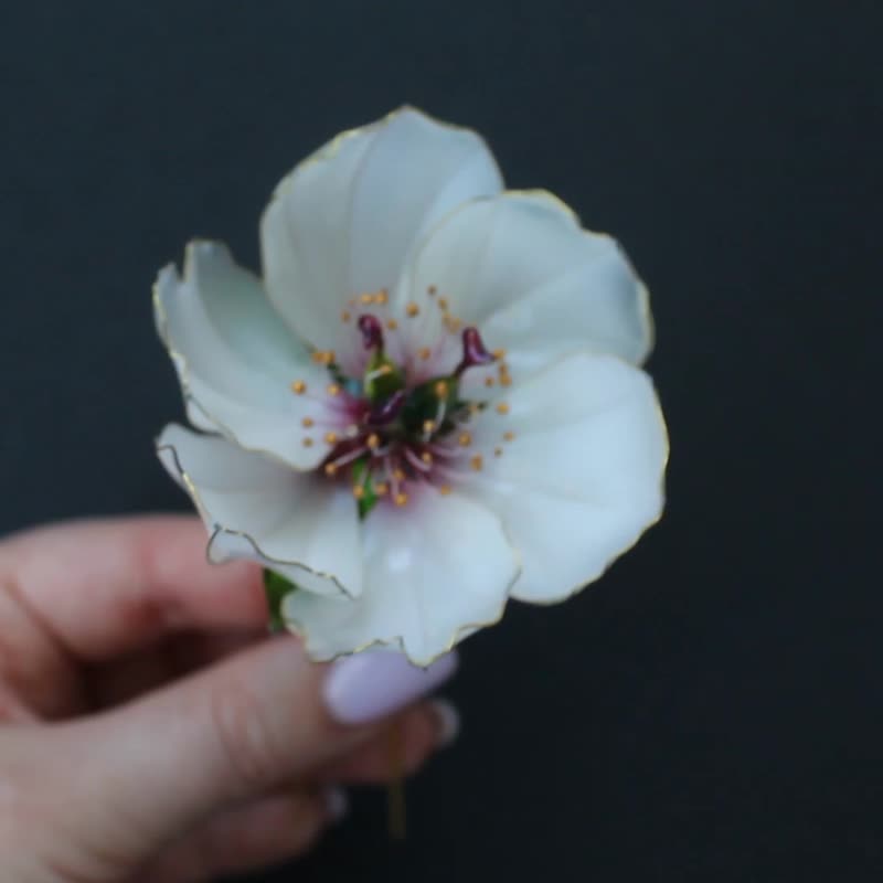 white peony handmade hairpin - เครื่องประดับผม - วัสดุอื่นๆ ขาว