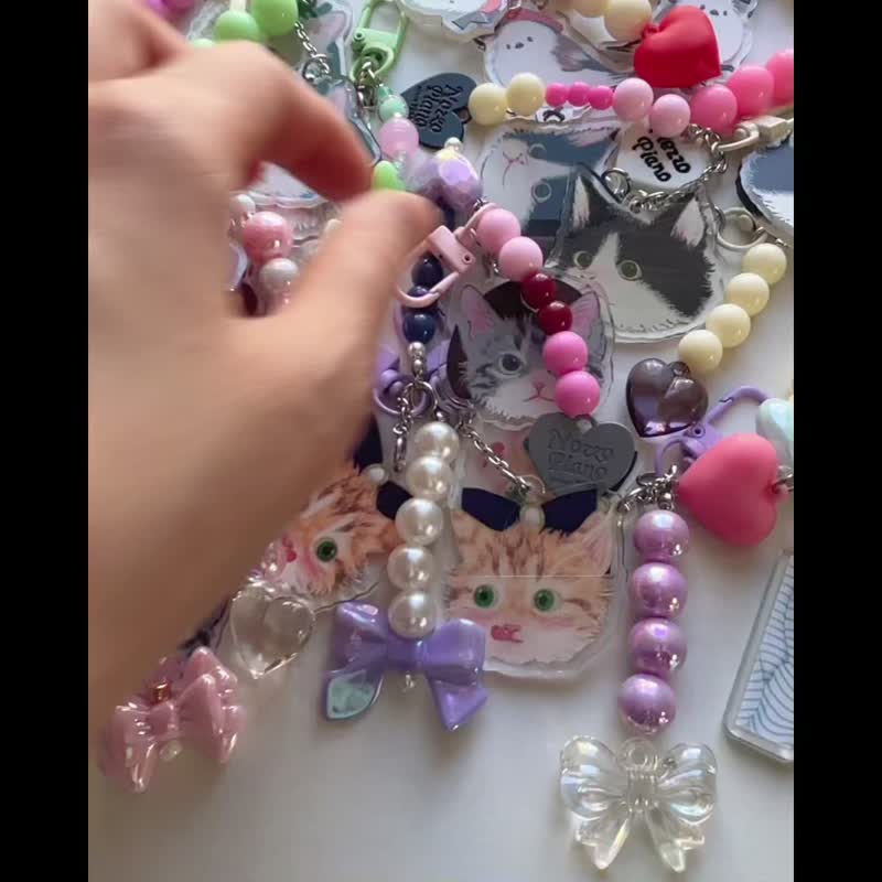 Cat illust Acrylic bead keychain - 鑰匙圈/鑰匙包 - 其他材質 多色