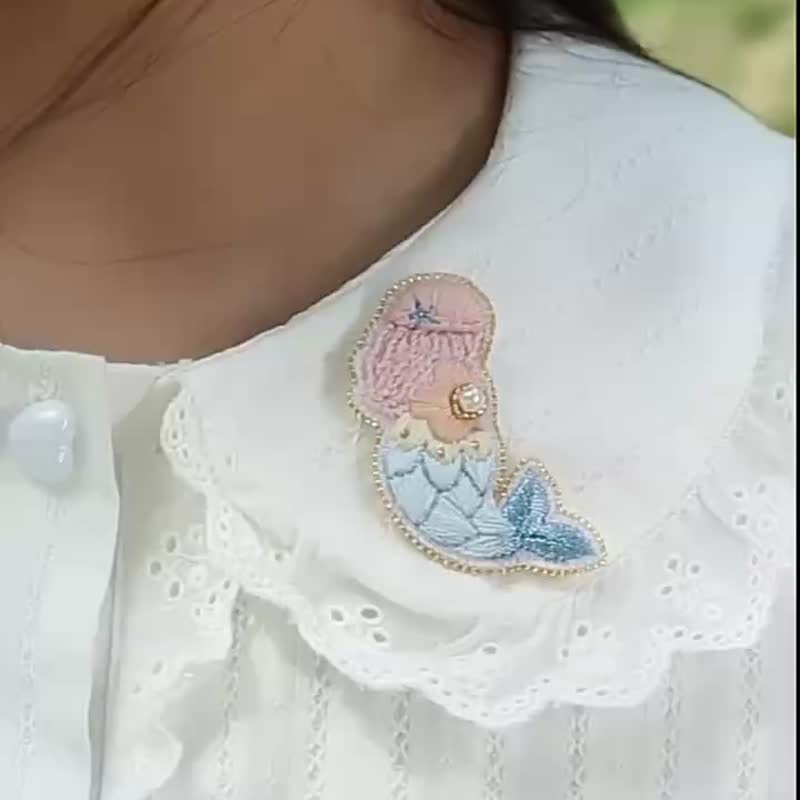 海的女兒 手工刺繡胸針 女 法式繡珠繡 DIY資料包 可愛配飾 禮物 - 胸針 - 棉．麻 