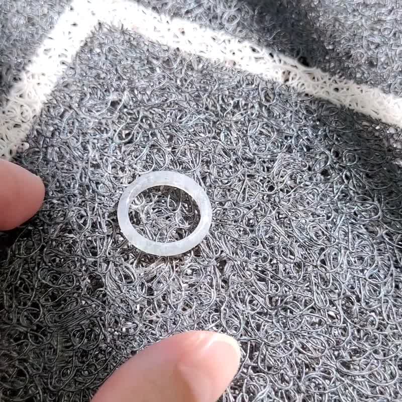 【親翠】天然翡翠 冰灰烏雞芝麻糊手指鐲【9168D】8號戒圈 - 戒指 - 玉石 多色