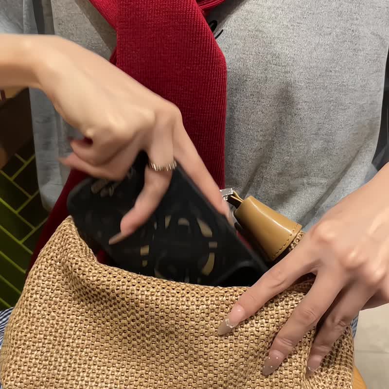 【隱藏式磁吸】張一嗚鋁合金按鍵全磨砂防摔防刮iPhone17p-17pm - 手機殼/手機套 - 塑膠 黑色