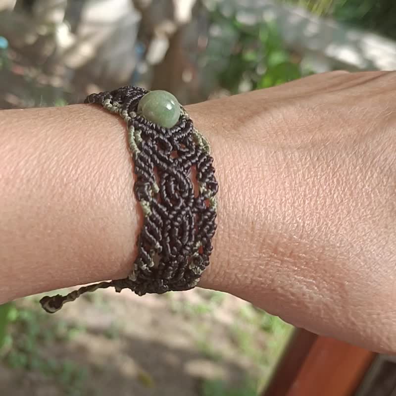 Macrame bracelet with Jade bead - สร้อยข้อมือ - เครื่องเพชรพลอย สีเขียว