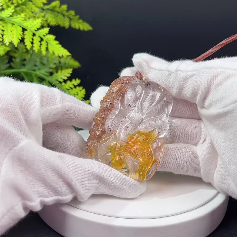 冰透幽靈水晶吊墜 立體手雕九尾狐梅花方牌項錬 共生黃膠花黑髮晶 - 項鍊 - 水晶 黃色