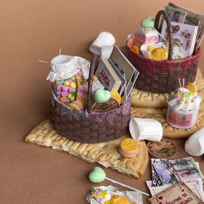 Miniature basket in the Alice Wonderland style on a scale of 1:12 - 公仔/玩偶 - 其他材質 多色