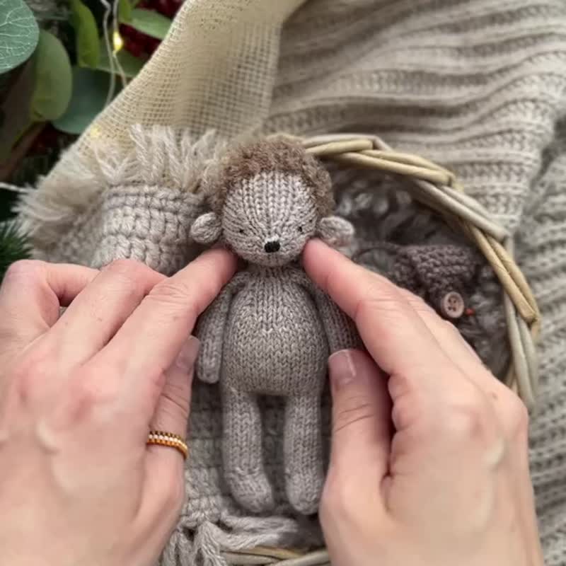 ハリネズミのミーシャ、ショートパンツ、バックパック。編み物のパターン。英語とロシア語の PDF。 - ハンドメイド講座・関連電子書籍 - その他の素材 