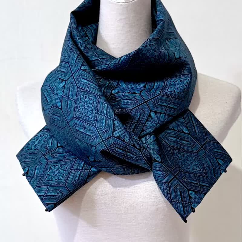 純手作藍色絲質毛料混紡幾何花朵迷你龜甲圖騰圍巾披肩 - 圍巾/披肩 - 絲．絹 藍色