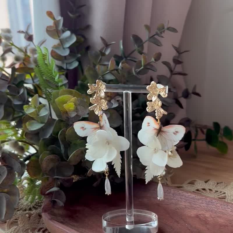 White Butterfly Real Flower Long Earrings - ต่างหู - พืช/ดอกไม้ ขาว