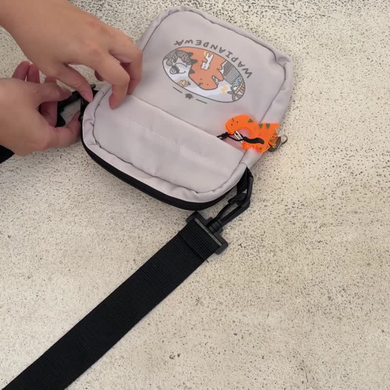 アバオと誘拐された七匹の子猫 恐竜 撥水 ショルダーバッグ - ショルダーバッグ - その他の素材 カーキ