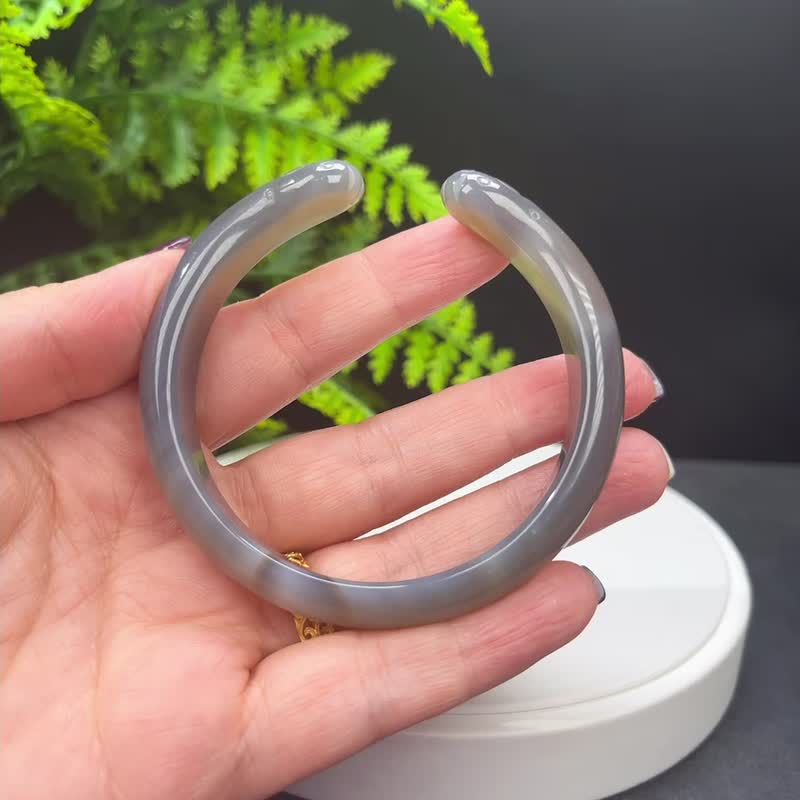 煙灰瑪瑙開口手镯 60+MM 冰潤起光千層雕刻貓爪玉髓手環 清新百搭 - 手鍊/手環 - 半寶石 灰色