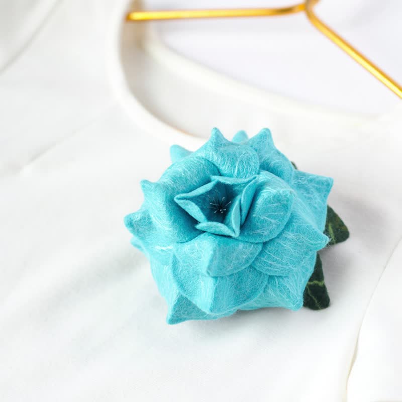 Handmade felted royal blue rose brooch, Birthday day gift tor Mom - เข็มกลัด - ขนแกะ สีน้ำเงิน