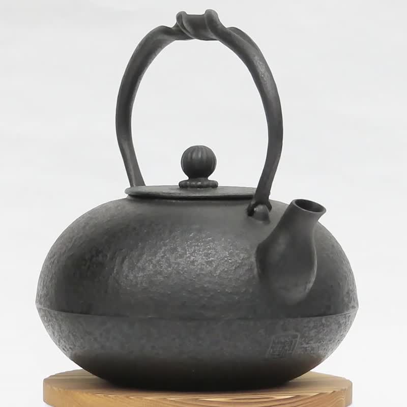 Nanbu tekki Gen Kuzumaki's handmade cast iron kettle futon shape kasumi 1L Black - Teapots & Teacups - Other Metals Black