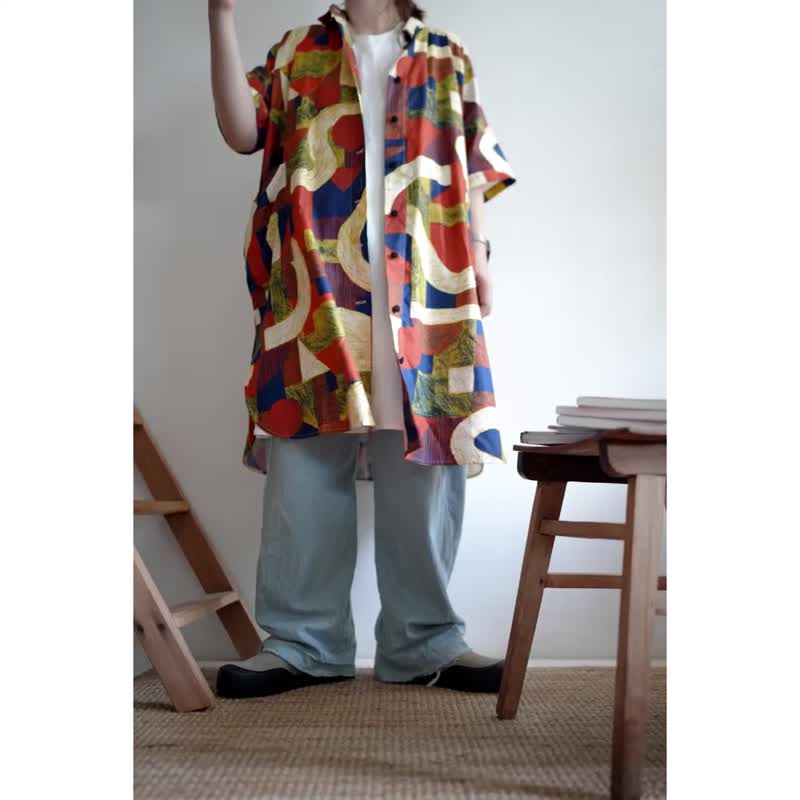 Deep Red & Rich Blue Brushstroke Oversized Shirt - เสื้อเชิ้ตผู้หญิง - ผ้าฝ้าย/ผ้าลินิน หลากหลายสี